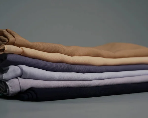 Montones Velos Color Desnudo Cuidadosamente Dispuestos Sobre Fondo Gris Mezcla — Foto de Stock