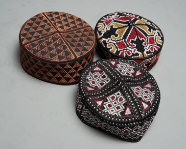 Değişik renk ve şekil motifleri olan kopya şapkası ya da peki koleksiyonu. Camiye dua ederken genellikle Müslüman erkekler için kullanılan Peci. İslami başlık beyaz arka planda izole edilmiş. Ied mubarok.