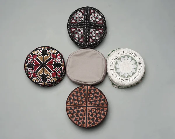 Değişik renk ve şekil motifleri olan kopya şapkası ya da peki koleksiyonu. Camiye dua ederken genellikle Müslüman erkekler için kullanılan Peci. İslami başlık beyaz arka planda izole edilmiş. Ied mubarok.