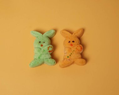 Sevimli tavşan doldurulmuş çörek, kendine özgü bir tadı var. Bu ekmeğin çekici rengi çok iştah açıcıdır. Endonezya atıştırmalıkları çocuklar arasında çok popülerdir. Bu pasta şirin bir tavşana benziyor..