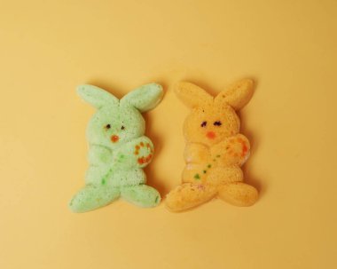 Sevimli tavşan doldurulmuş çörek, kendine özgü bir tadı var. Bu ekmeğin çekici rengi çok iştah açıcıdır. Endonezya atıştırmalıkları çocuklar arasında çok popülerdir. Bu pasta şirin bir tavşana benziyor..