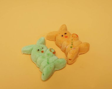 Sevimli tavşan doldurulmuş çörek, kendine özgü bir tadı var. Bu ekmeğin çekici rengi çok iştah açıcıdır. Endonezya atıştırmalıkları çocuklar arasında çok popülerdir. Bu pasta şirin bir tavşana benziyor..