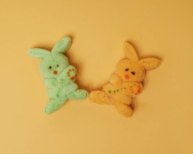 Sevimli tavşan doldurulmuş çörek, kendine özgü bir tadı var. Bu ekmeğin çekici rengi çok iştah açıcıdır. Endonezya atıştırmalıkları çocuklar arasında çok popülerdir. Bu pasta şirin bir tavşana benziyor..