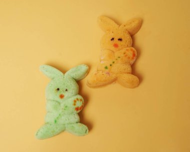 Sevimli tavşan doldurulmuş çörek, kendine özgü bir tadı var. Bu ekmeğin çekici rengi çok iştah açıcıdır. Endonezya atıştırmalıkları çocuklar arasında çok popülerdir. Bu pasta şirin bir tavşana benziyor..