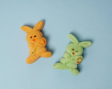 Sevimli tavşan doldurulmuş çörek, kendine özgü bir tadı var. Bu ekmeğin çekici rengi çok iştah açıcıdır. Endonezya atıştırmalıkları çocuklar arasında çok popülerdir. Bu pasta şirin bir tavşana benziyor..