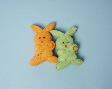 Sevimli tavşan doldurulmuş çörek, kendine özgü bir tadı var. Bu ekmeğin çekici rengi çok iştah açıcıdır. Endonezya atıştırmalıkları çocuklar arasında çok popülerdir. Bu pasta şirin bir tavşana benziyor..