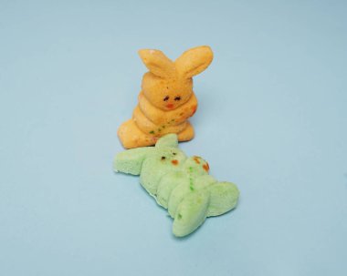 Sevimli tavşan doldurulmuş çörek, kendine özgü bir tadı var. Bu ekmeğin çekici rengi çok iştah açıcıdır. Endonezya atıştırmalıkları çocuklar arasında çok popülerdir. Bu pasta şirin bir tavşana benziyor..