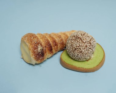 Tasarım şablonu için çeşitli renkli geleneksel pazar atıştırmalıkları ve çeşitli aromalar. Çoğu insanın sevdiği tipik Endonezya atıştırmalıkları. Genelde bir misafir geldiğinde servis edilir..