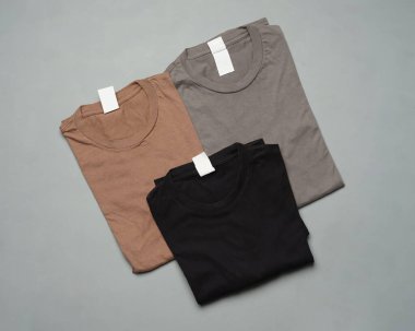 Düzgünce düzenlenmiş düz pamuklu tişörtler. Düz renkli tişörtler, tasarım modellerine dönüştürülmeye hazır. Tişörtler damgalanmadan temizdir. Erkeklerin boş tişört şablonu. Odak bulanıklığı. Kurban Mübarek