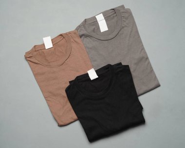 Düzgünce düzenlenmiş düz pamuklu tişörtler. Düz renkli tişörtler, tasarım modellerine dönüştürülmeye hazır. Tişörtler damgalanmadan temizdir. Erkeklerin boş tişört şablonu. Odak bulanıklığı. Kurban Mübarek