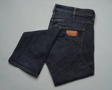 Rengi eskimiş mavi kot pantolon. Çağdaş pantolonlar genellikle günümüz insanları için moda seçimi olarak kullanılır. Kotlar dayanıklıdır ve kolayca zarar görmez. Dizayn şablonları için kot modelleri. uzun pantolon