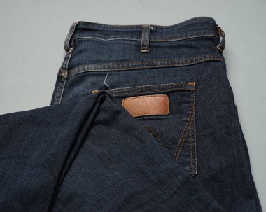 Rengi eskimiş mavi kot pantolon. Çağdaş pantolonlar genellikle günümüz insanları için moda seçimi olarak kullanılır. Kotlar dayanıklıdır ve kolayca zarar görmez. Dizayn şablonları için kot modelleri. uzun pantolon