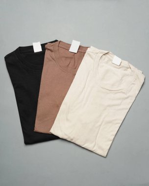 Düzgünce düzenlenmiş düz pamuklu tişörtler. Düz renkli tişörtler, tasarım modellerine dönüştürülmeye hazır. Tişörtler damgalanmadan temizdir. Erkeklerin boş tişört şablonu. Odak bulanıklığı. Kurban Mübarek