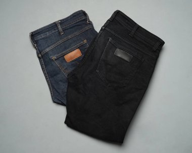 Düzgün düzenlenmiş mavi ve siyah kotlar. Çağdaş pantolonlar genellikle günümüz insanları için moda seçimi olarak kullanılır. Kotlar dayanıklıdır ve kolayca zarar görmez. dizayn şablonları için uzun pantolon modeli.