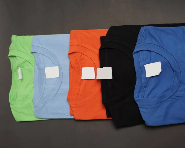 Stapels Katoenen Shirts Netjes Gerangschikt Eenvoudige Kleurrijke Shirts Klaar Worden — Stockfoto