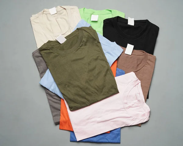 Empilements Shirts Coton Uni Soigneusement Disposés Shirts Colorés Unis Prêts Photo De Stock