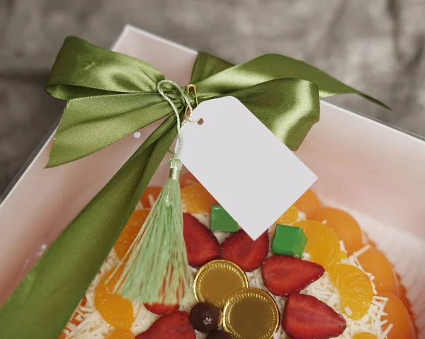 レバノンの小包やハムパーは 通常はEidの時点で配布されます パッケージボックスには 美しく魅力的なゼリーケーキが含まれています 誕生日ケーキにも適しています 挨拶をしてくれ フォーカスブラー — ストック写真