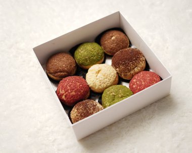 Craquelin choux, tatlı ve kremalı gevrek kaplamalı bir Japon ekleridir. Fla, vanilya, çikolata, kibrit gibi çeşitli tatlar içeren kremalı puflar. Bayram engeli ya da paket. odak bulanıklığı.