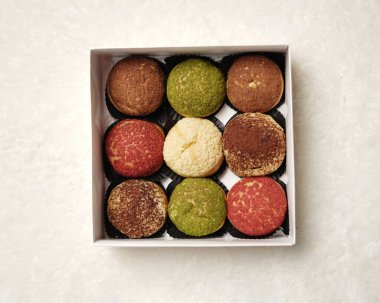 Craquelin choux, tatlı ve kremalı gevrek kaplamalı bir Japon ekleridir. Fla, vanilya, çikolata, kibrit gibi çeşitli tatlar içeren kremalı puflar. Bayram engeli ya da paket. odak bulanıklığı.