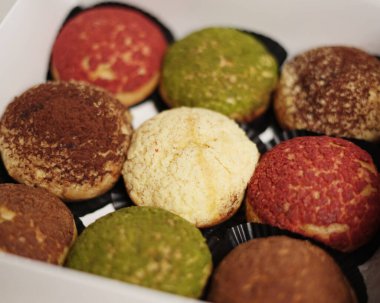 Craquelin choux, tatlı ve kremalı gevrek kaplamalı bir Japon ekleridir. Fla, vanilya, çikolata, kibrit gibi çeşitli tatlar içeren kremalı puflar. Bayram engeli ya da paket. odak bulanıklığı.