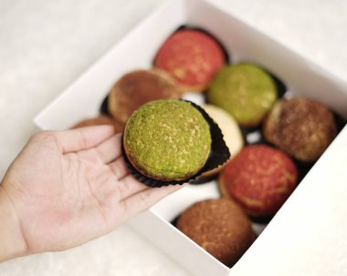 Craquelin choux, tatlı ve kremalı gevrek kaplamalı bir Japon ekleridir. Fla, vanilya, çikolata, kibrit gibi çeşitli tatlar içeren kremalı puflar. Bayram engeli ya da paket. odak bulanıklığı.