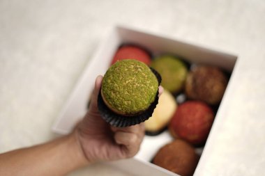 Craquelin choux, tatlı ve kremalı gevrek kaplamalı bir Japon ekleridir. Fla, vanilya, çikolata, kibrit gibi çeşitli tatlar içeren kremalı puflar. Bayram engeli ya da paket. odak bulanıklığı.