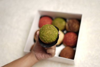 Craquelin choux, tatlı ve kremalı gevrek kaplamalı bir Japon ekleridir. Fla, vanilya, çikolata, kibrit gibi çeşitli tatlar içeren kremalı puflar. Bayram engeli ya da paket. odak bulanıklığı.