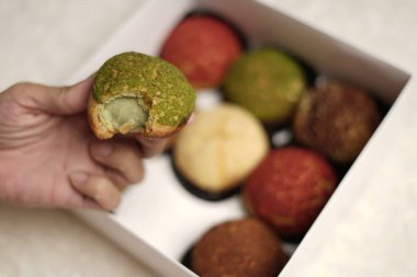 Craquelin choux, tatlı ve kremalı gevrek kaplamalı bir Japon ekleridir. Fla, vanilya, çikolata, kibrit gibi çeşitli tatlar içeren kremalı puflar. Bayram engeli ya da paket. odak bulanıklığı.