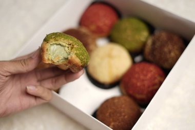 Craquelin choux, tatlı ve kremalı gevrek kaplamalı bir Japon ekleridir. Fla, vanilya, çikolata, kibrit gibi çeşitli tatlar içeren kremalı puflar. Bayram engeli ya da paket. odak bulanıklığı.