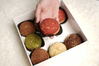 Craquelin choux, tatlı ve kremalı gevrek kaplamalı bir Japon ekleridir. Fla, vanilya, çikolata, kibrit gibi çeşitli tatlar içeren kremalı puflar. Bayram engeli ya da paket. odak bulanıklığı.