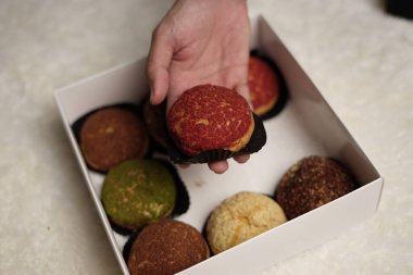 Craquelin choux, tatlı ve kremalı gevrek kaplamalı bir Japon ekleridir. Fla, vanilya, çikolata, kibrit gibi çeşitli tatlar içeren kremalı puflar. Bayram engeli ya da paket. odak bulanıklığı.