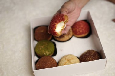 Craquelin choux, tatlı ve kremalı gevrek kaplamalı bir Japon ekleridir. Fla, vanilya, çikolata, kibrit gibi çeşitli tatlar içeren kremalı puflar. Bayram engeli ya da paket. odak bulanıklığı.
