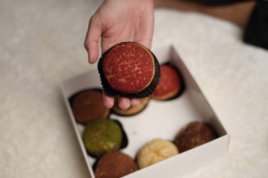 Craquelin choux, tatlı ve kremalı gevrek kaplamalı bir Japon ekleridir. Fla, vanilya, çikolata, kibrit gibi çeşitli tatlar içeren kremalı puflar. Bayram engeli ya da paket. odak bulanıklığı.