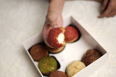 Craquelin choux, tatlı ve kremalı gevrek kaplamalı bir Japon ekleridir. Fla, vanilya, çikolata, kibrit gibi çeşitli tatlar içeren kremalı puflar. Bayram engeli ya da paket. odak bulanıklığı.