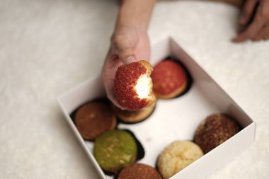 Craquelin choux, tatlı ve kremalı gevrek kaplamalı bir Japon ekleridir. Fla, vanilya, çikolata, kibrit gibi çeşitli tatlar içeren kremalı puflar. Bayram engeli ya da paket. odak bulanıklığı.
