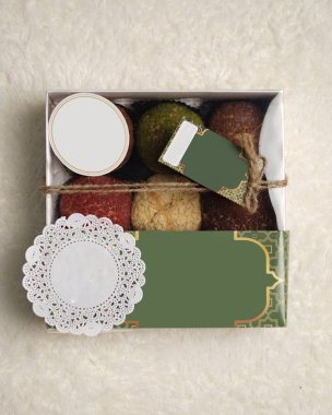 Craquelin choux, tatlı ve kremalı gevrek kaplamalı bir Japon ekleridir. Fla, vanilya, çikolata, kibrit gibi çeşitli tatlar içeren kremalı puflar. Bayram engeli ya da paket. odak bulanıklığı.