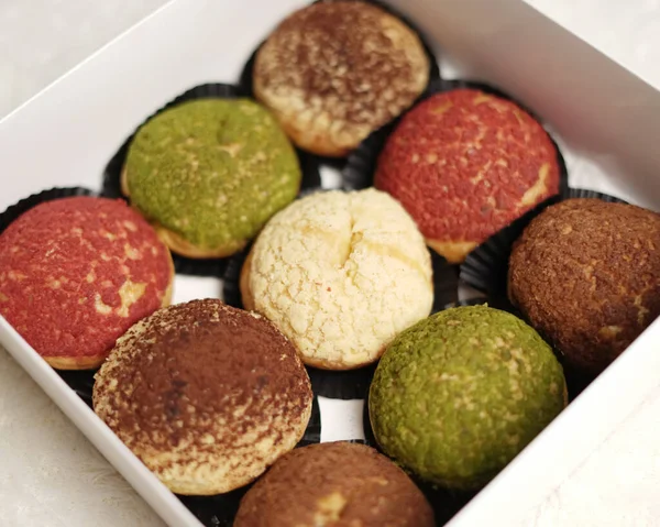 Craquelin choux, tatlı ve kremalı gevrek kaplamalı bir Japon ekleridir. Fla, vanilya, çikolata, kibrit gibi çeşitli tatlar içeren kremalı puflar. Bayram engeli ya da paket. odak bulanıklığı.