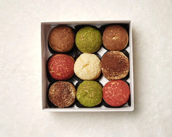 Craquelin choux, tatlı ve kremalı gevrek kaplamalı bir Japon ekleridir. Fla, vanilya, çikolata, kibrit gibi çeşitli tatlar içeren kremalı puflar. Bayram engeli ya da paket. odak bulanıklığı.