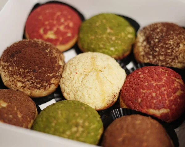 Craquelin choux, tatlı ve kremalı gevrek kaplamalı bir Japon ekleridir. Fla, vanilya, çikolata, kibrit gibi çeşitli tatlar içeren kremalı puflar. Bayram engeli ya da paket. odak bulanıklığı.