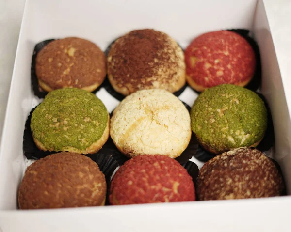 Craquelin choux, tatlı ve kremalı gevrek kaplamalı bir Japon ekleridir. Fla, vanilya, çikolata, kibrit gibi çeşitli tatlar içeren kremalı puflar. Bayram engeli ya da paket. odak bulanıklığı.