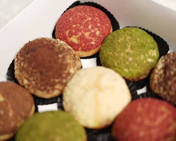 Craquelin choux, tatlı ve kremalı gevrek kaplamalı bir Japon ekleridir. Fla, vanilya, çikolata, kibrit gibi çeşitli tatlar içeren kremalı puflar. Bayram engeli ya da paket. odak bulanıklığı.