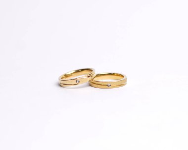 Elmaslı mücevher yüzüğü. Derin bir anlamı ve anlamı olan alyanslar. Mücevher taşlı nişan yüzüğü. Evlilik yüzüğü beyaz arka planda izole edilmiş, bulanık odaklı. Bir çift altın, gümüş, siyah.