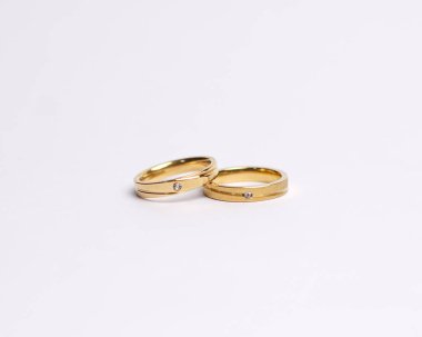 Elmaslı mücevher yüzüğü. Derin bir anlamı ve anlamı olan alyanslar. Mücevher taşlı nişan yüzüğü. Evlilik yüzüğü beyaz arka planda izole edilmiş, bulanık odaklı. Bir çift altın, gümüş, siyah.