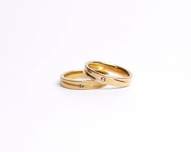 Elmaslı mücevher yüzüğü. Derin bir anlamı ve anlamı olan alyanslar. Mücevher taşlı nişan yüzüğü. Evlilik yüzüğü beyaz arka planda izole edilmiş, bulanık odaklı. Bir çift altın, gümüş, siyah.