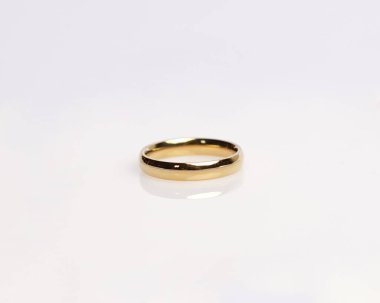 Elmaslı mücevher yüzüğü. Derin bir anlamı ve anlamı olan alyanslar. Mücevher taşlı nişan yüzüğü. Evlilik yüzüğü beyaz arka planda izole edilmiş, bulanık odaklı. Bir çift altın, gümüş, siyah.