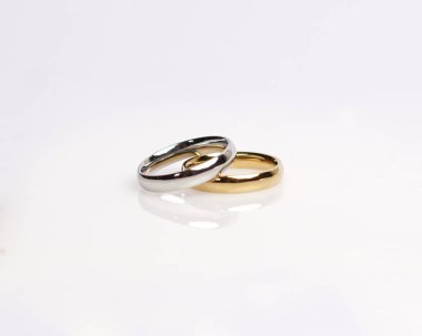 Elmaslı mücevher yüzüğü. Derin bir anlamı ve anlamı olan alyanslar. Mücevher taşlı nişan yüzüğü. Evlilik yüzüğü beyaz arka planda izole edilmiş, bulanık odaklı. Bir çift altın, gümüş, siyah.