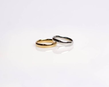 Elmaslı mücevher yüzüğü. Derin bir anlamı ve anlamı olan alyanslar. Mücevher taşlı nişan yüzüğü. Evlilik yüzüğü beyaz arka planda izole edilmiş, bulanık odaklı. Bir çift altın, gümüş, siyah.