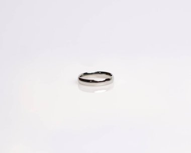 Elmaslı mücevher yüzüğü. Derin bir anlamı ve anlamı olan alyanslar. Mücevher taşlı nişan yüzüğü. Evlilik yüzüğü beyaz arka planda izole edilmiş, bulanık odaklı. Bir çift altın, gümüş, siyah.