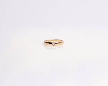 Elmaslı mücevher yüzüğü. Derin bir anlamı ve anlamı olan alyanslar. Mücevher taşlı nişan yüzüğü. Evlilik yüzüğü beyaz arka planda izole edilmiş, bulanık odaklı. Bir çift altın, gümüş, siyah.