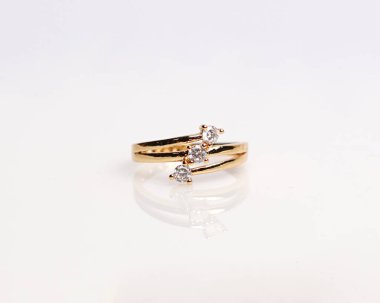 Elmaslı mücevher yüzüğü. Derin bir anlamı ve anlamı olan alyanslar. Mücevher taşlı nişan yüzüğü. Evlilik yüzüğü beyaz arka planda izole edilmiş, bulanık odaklı. Bir çift altın, gümüş, siyah.